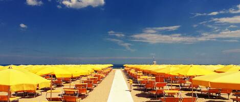 Plage privée à proximité, chaises longues, parasols, beach-volley