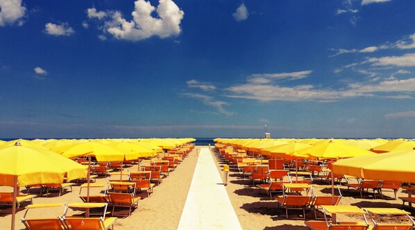 Private beach nearby, sun-loungers, beach umbrellas, beach volleyball - Dante Family Beach Resort (Cervia)