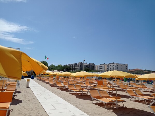Private beach nearby, sun-loungers, beach umbrellas, beach volleyball - Dante Family Beach Resort (Cervia)