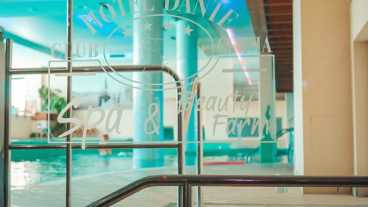 Couples treatment rooms, sauna, hot tub, steam room, hot springs