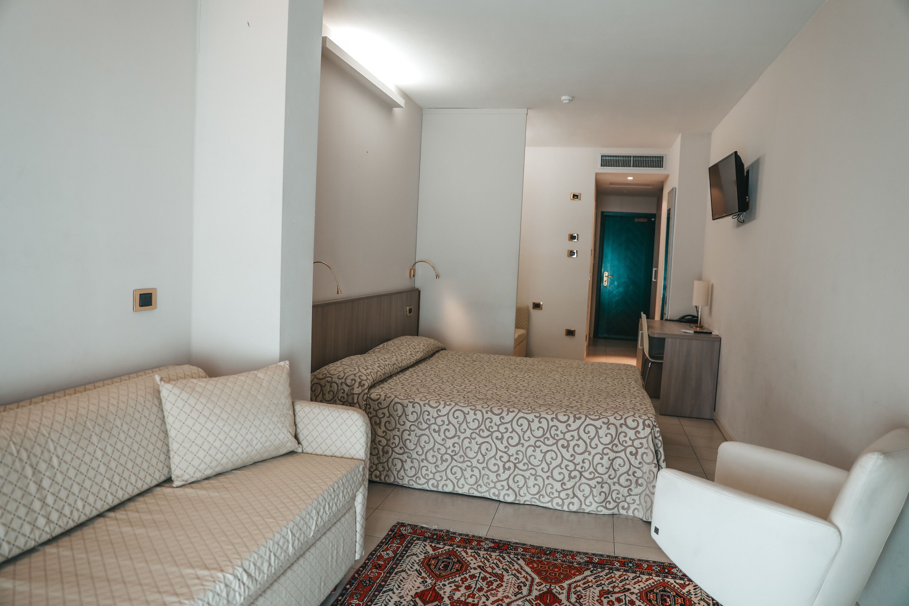 Daunenbettdecken, Minibar, Zimmersafe, Schreibtisch