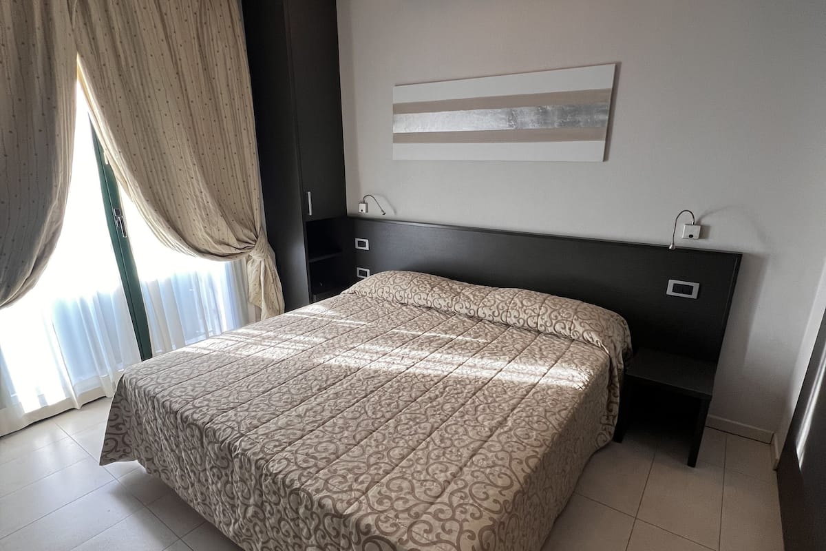 Bar mini, peti besi dalam bilik, meja, kalis bunyi