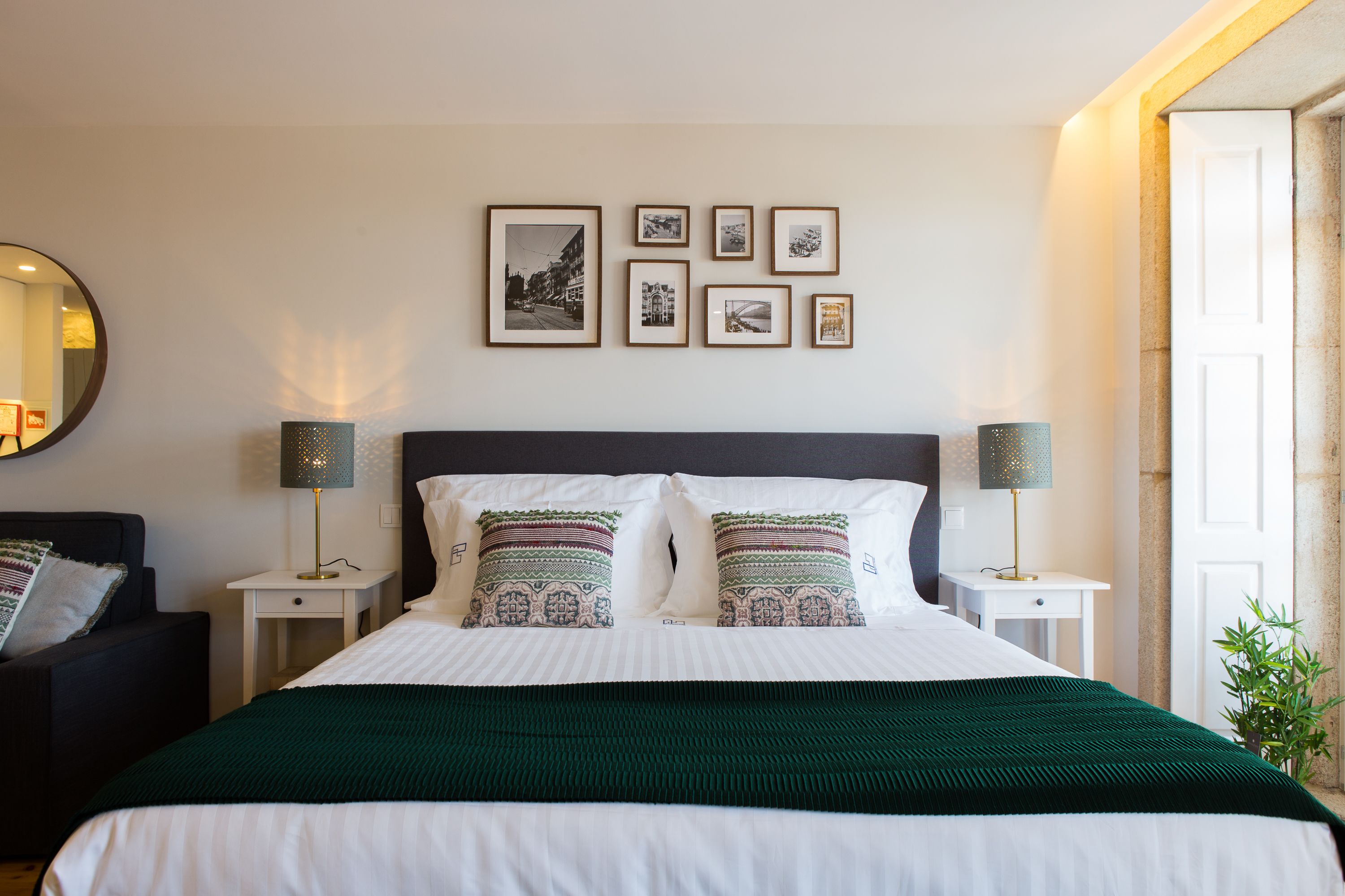 Studio Deluks, balkon, pemandangan sungai | Minibar, brankas, setrika/meja setrika, dan Wi-Fi gratis