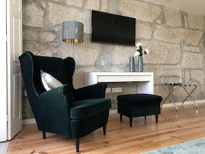 Estudio Deluxe, balcón, vistas al río | Minibar, caja fuerte, tabla de planchar con plancha y wifi gratis