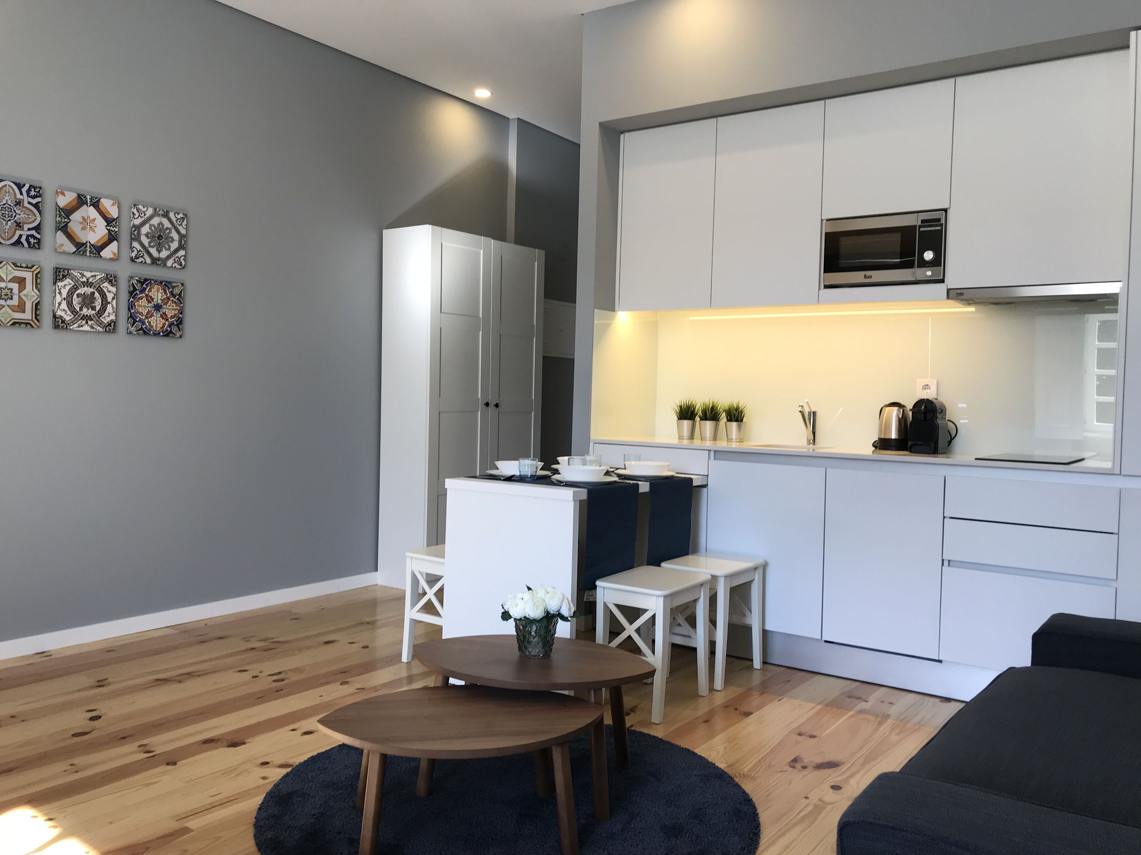 Kühlschrank, Mikrowelle, Herdplatte, Espressomaschine