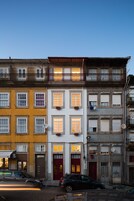Fachada da propriedade à noite