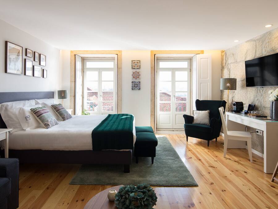 Studio – deluxe, balkong, elveutsikt | Minibar, safe på rommet, strykejern/-brett og wi-fi (inkludert)