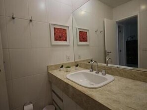 Standard Apartment, 2 Bedrooms | Bathroom sink