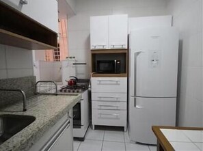 Apartamento standard, 2 quartos | Cozinha privada | Geladeira, micro-ondas, cafeteira/chaleira