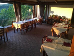 Abendessen, lokale Küche, Blick auf den Garten
