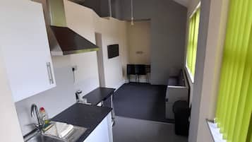 Quarto casal superior, 1 cama de casal, para não fumantes | Cozinha privada | Geladeira, micro-ondas, cooktop, cafeteira/chaleira