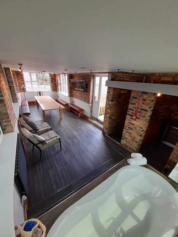 Panoraamasviitti, 1 keskisuuri parisänky, tupakointi kielletty | Oleskelualue | Taulutelevisio