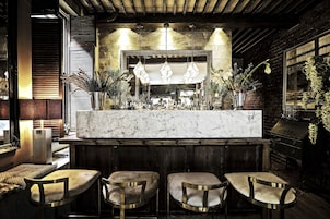 Cocktail bar