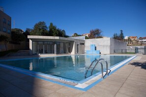 Una piscina al aire libre de temporada
