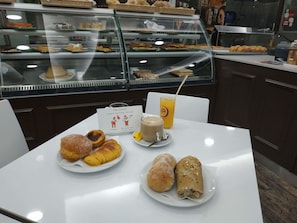 Se ofrece un desayuno continental (8.00 EUR por persona)