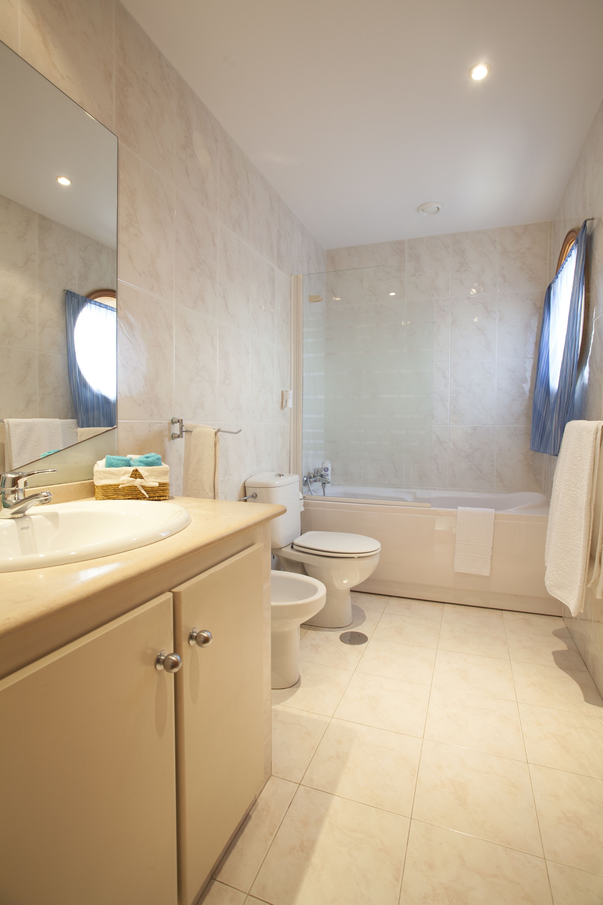 Apartamento clásico, 2 habitaciones, balcón | Baño | Ducha, artículos de higiene personal gratuitos y secador de pelo