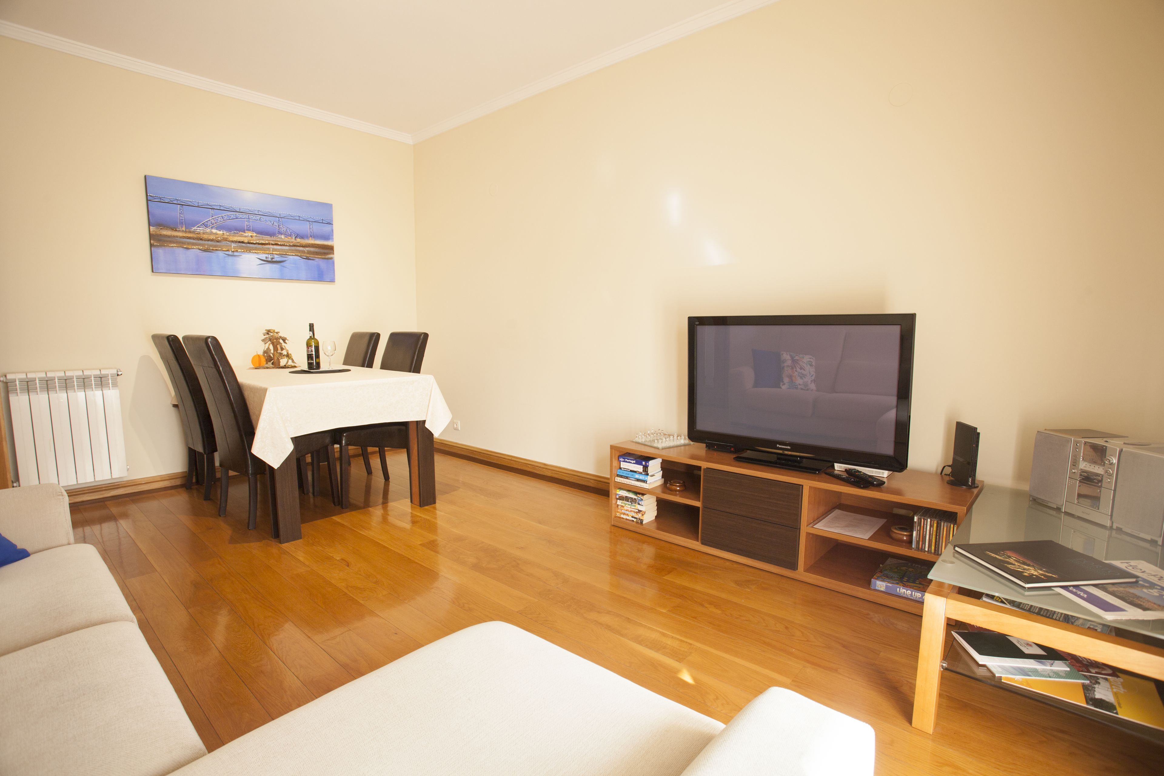 Apartamento clássico, 2 quartos, sacada | Área de estar | TV de tela plana