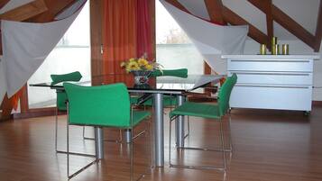 Familien-Suite, 2 BĂ€der, Turm | Wohnbereich