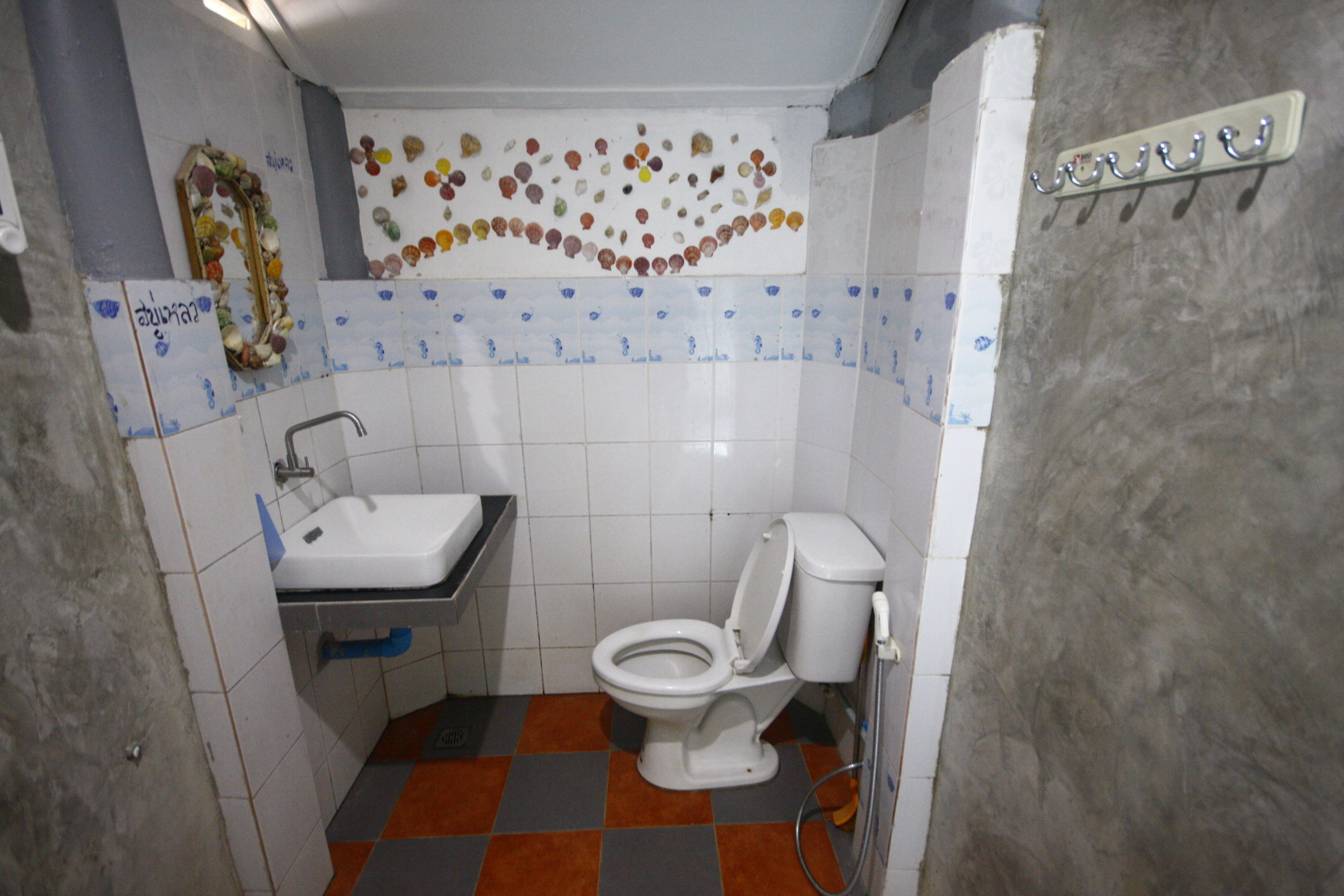 villa | bathroom | shower, free toiletries, towels