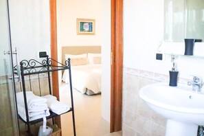 Bàn, màn/rèm cản sáng, phòng cách âm, bàn ủi/dụng cụ ủi quần áo 