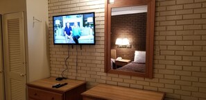 办公桌、免费 WiFi、床单