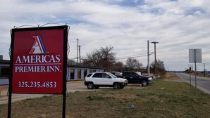 A sign for Americas Premier Inn with a contact number. - Americas Premier Inn (Sweetwater)