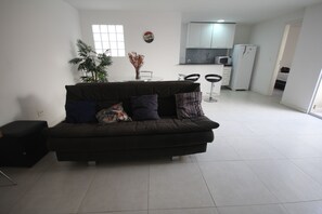 Apartamento standard, 1 quarto | Sala de estar