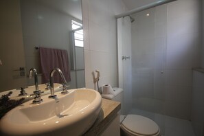 Standard-Apartment, 1 Schlafzimmer | Badezimmer | Dusche, Handtücher