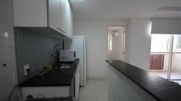 Apartamento standard, 1 quarto | Cozinha privada | Geladeira, micro-ondas, cafeteira/chaleira