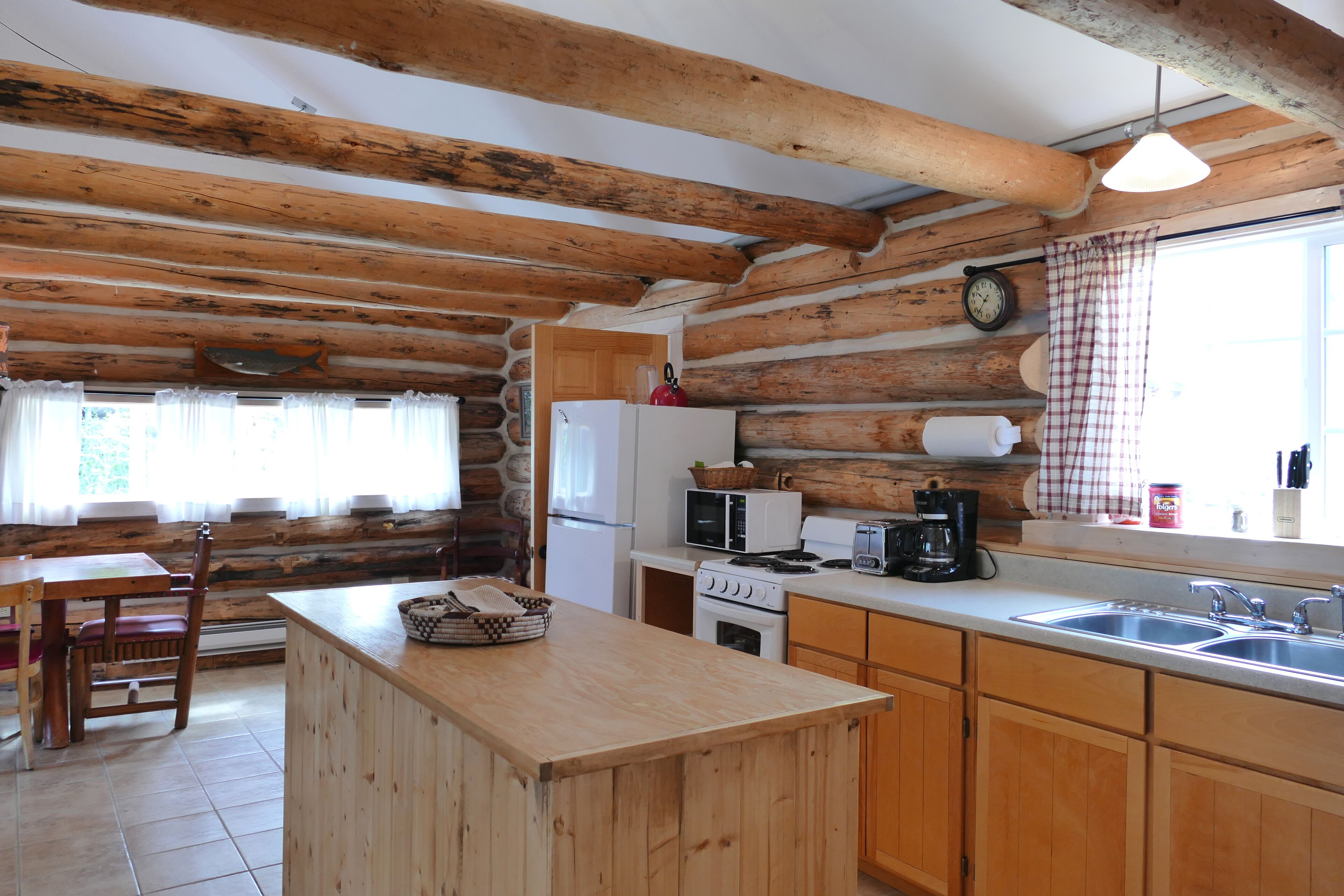 Maison Familiale, plusieurs lits (Room # 10) | Cuisine privée | Réfrigérateur, micro-ondes, cafetière/bouilloire