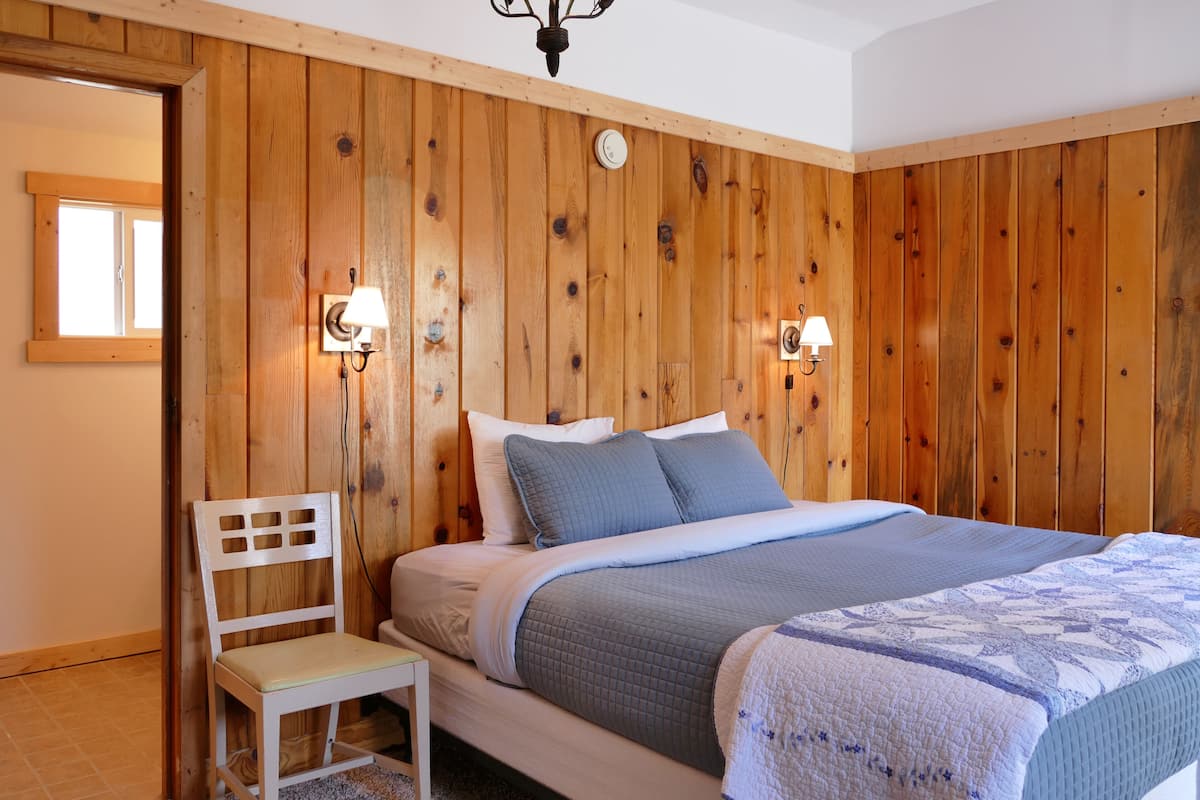 Deluxe Room, 1 King Bed (Room # 2) | Bed sheets