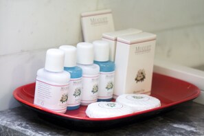 Deluxe Family Suite, 3 Bedrooms | Bathroom | Shower, free toiletries, hair dryer, towels