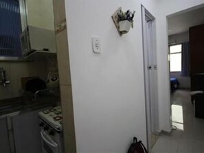 Departamento estándar, 1 habitación | Cocina privada | Refrigerador, cafetera y tetera y utensilios de cocina