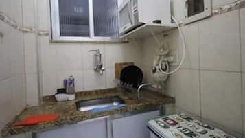 Apartamento standard, 1 quarto | Cozinha americana privada | Geladeira, cafeteira/chaleira, talheres/pratos/utensílios de cozinha