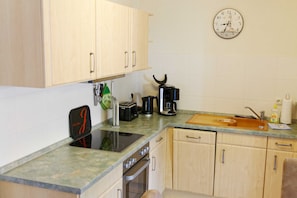 Kühlschrank, Ofen, Geschirrspüler, Hochstuhl