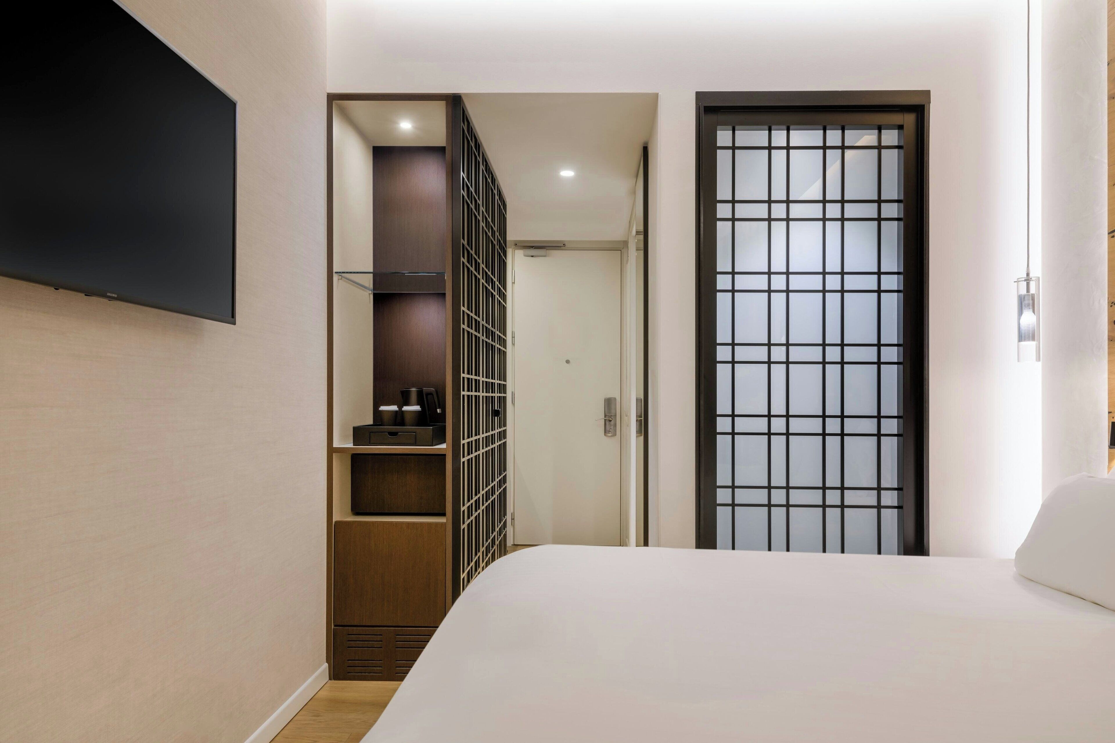 room, 1 queen bed, non smoking | 1 bedroom, minibar, in-room safe, desk