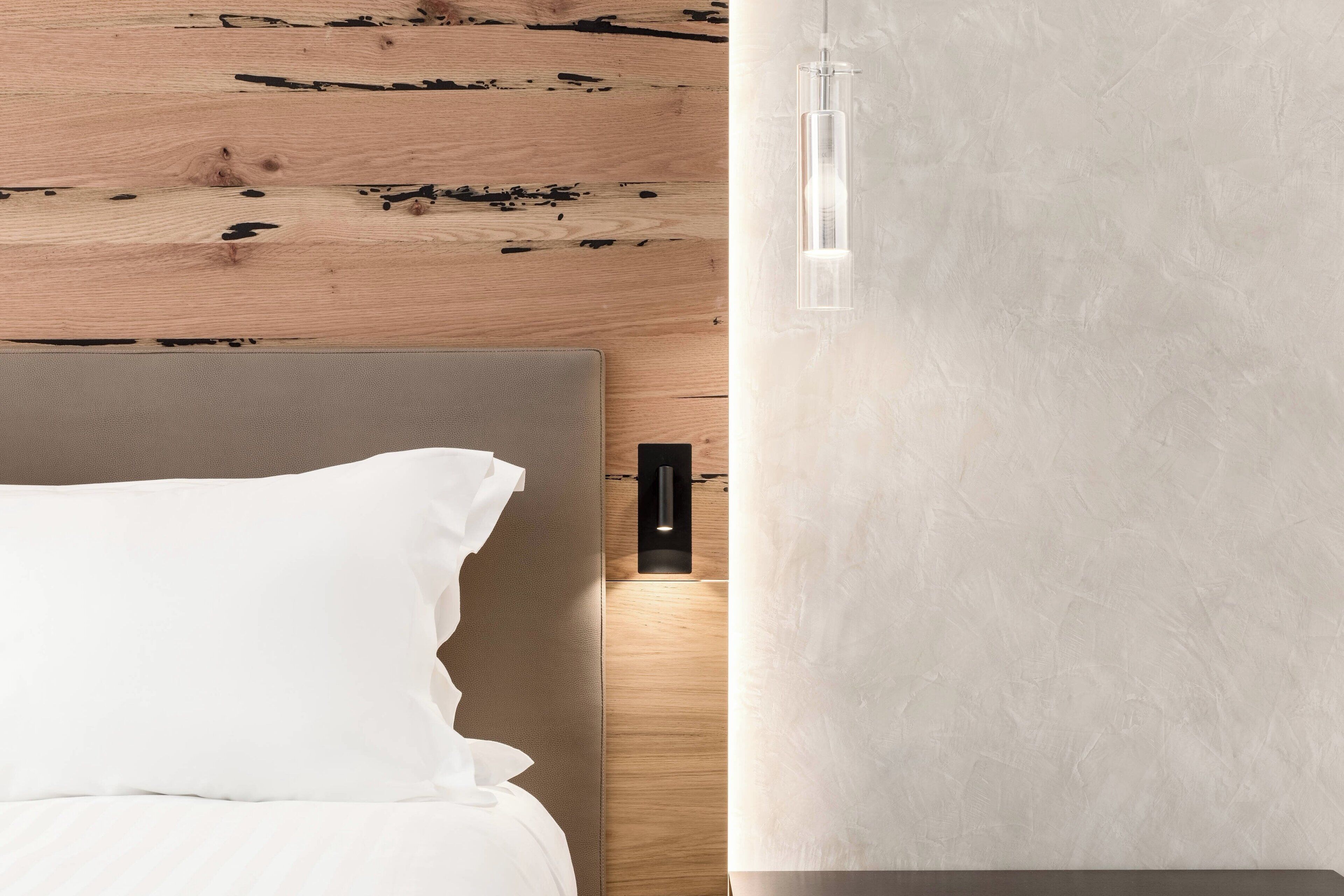 room, 1 queen bed, non smoking | 1 bedroom, minibar, in-room safe, desk