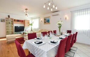 Dining - Pet friendly home in Karakasica (Karakasica)