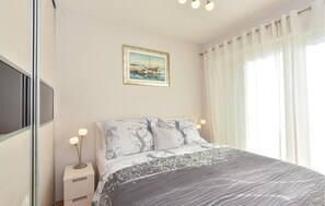 6 bedrooms, in-room safe, travel crib, free WiFi - Pet friendly home in Karakasica (Karakasica)