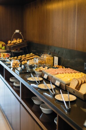 Free daily buffet breakfast  - Unit Santa Rosa (Santa Rosa)