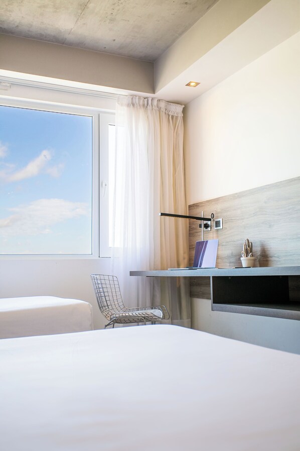Habitación triple Confort | Ropa de cama de alta calidad y edredones de plumas