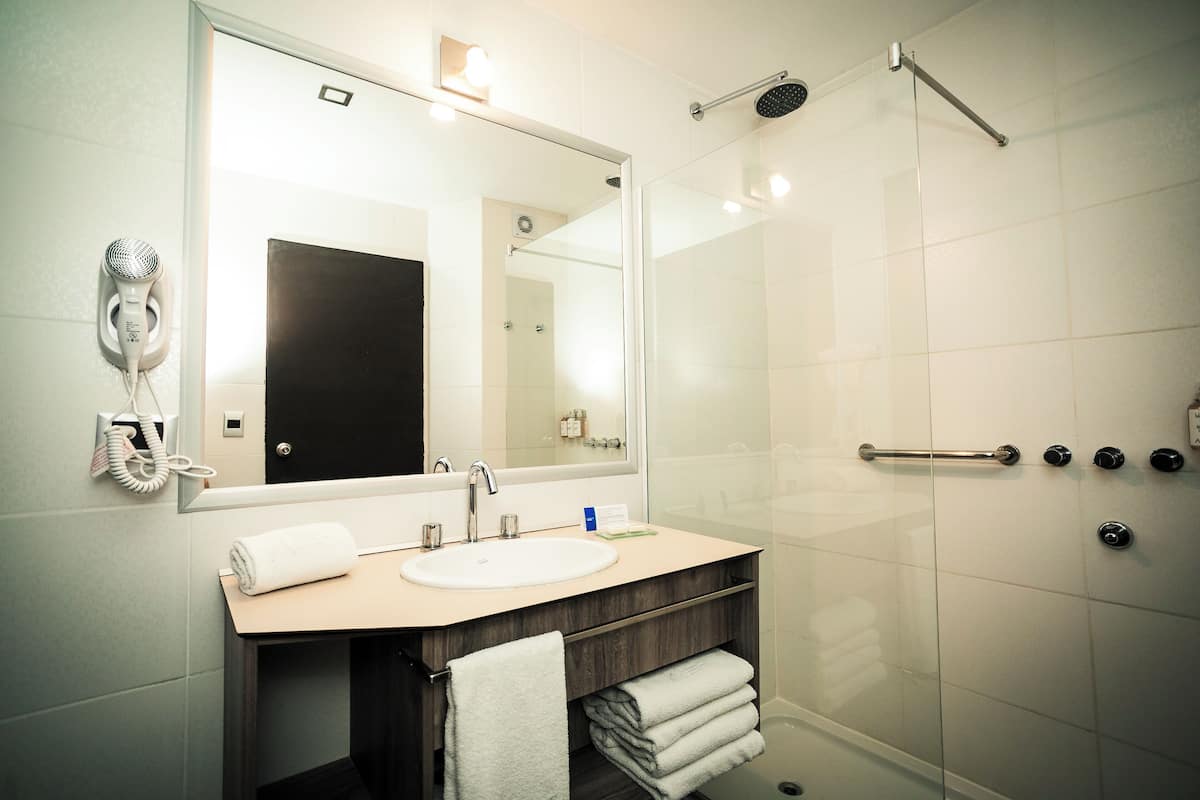 executive double room | premium bedding, down duvets, pillow-top beds, minibar