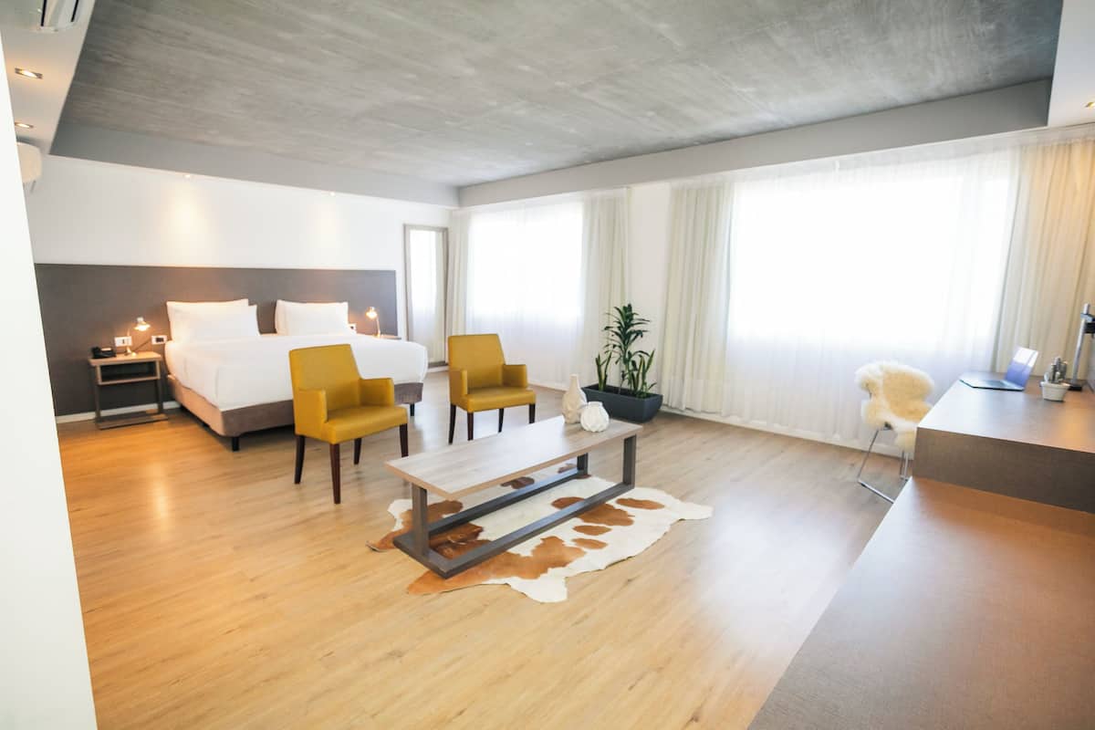 Executive Double Room | Living area | 32-inch Smart TV with cable channels, TV, Netflix