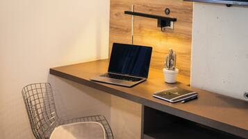 Quarto casal conforto, 1 cama Queen | Roupas de cama premium, edredons de pluma, camas com colchões pillow-top