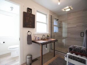 Dusche, Haartrockner, Handtücher, Shampoo