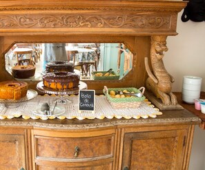 Tägliches inbegriffenes Frühstück zur Selbstbedienung