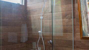 Shower, free toiletries, towels