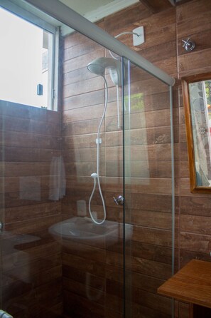 Ducha, artículos de tocador gratuitos, toallas