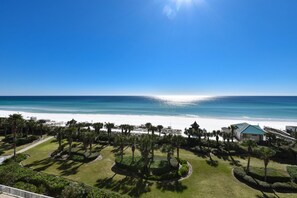 En la playa y camastros 