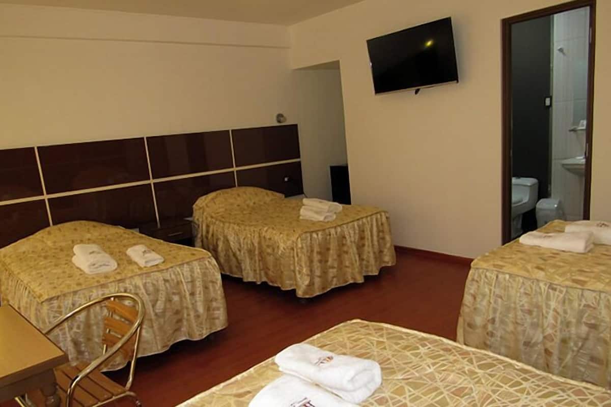 1 habitación, caja de seguridad en la habitación y escritorio